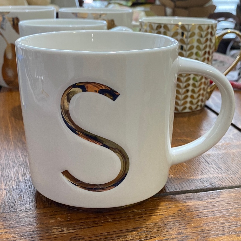 Williams Sonoma “S” Mug in Gold on White Porcelain. Unused Condition. Large Mug